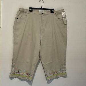 Beige color, crop pants, front pockets, zipper, and waistband, size 24W